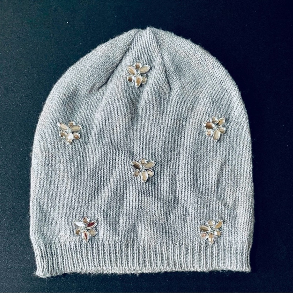☀️Free w/rag & bone sweater >>
“Betsey Johnson” Gray Knit Beanie Hat.  EUC